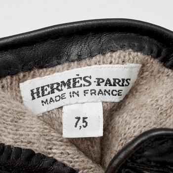 HERMÈS, a pair of black lambskin gloves "Nervures Droites", size 7 1/2.