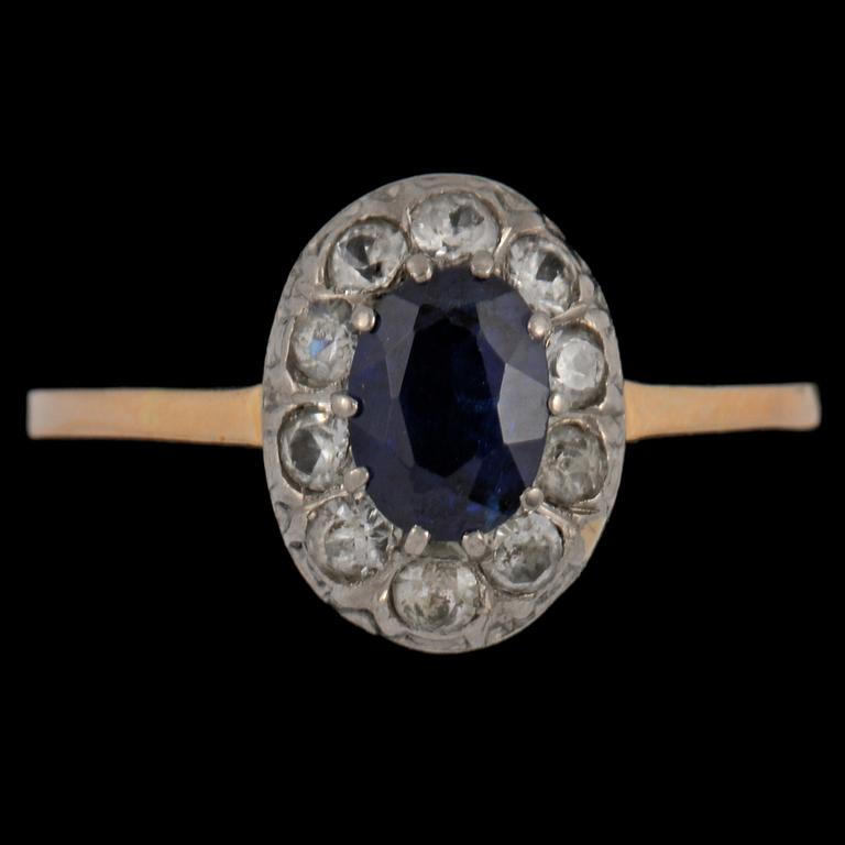 RING, 18k guld och vitguld med fasettslipad blå safir samt 10 äldre briljantslipde diamanater. Vikt 3 g.