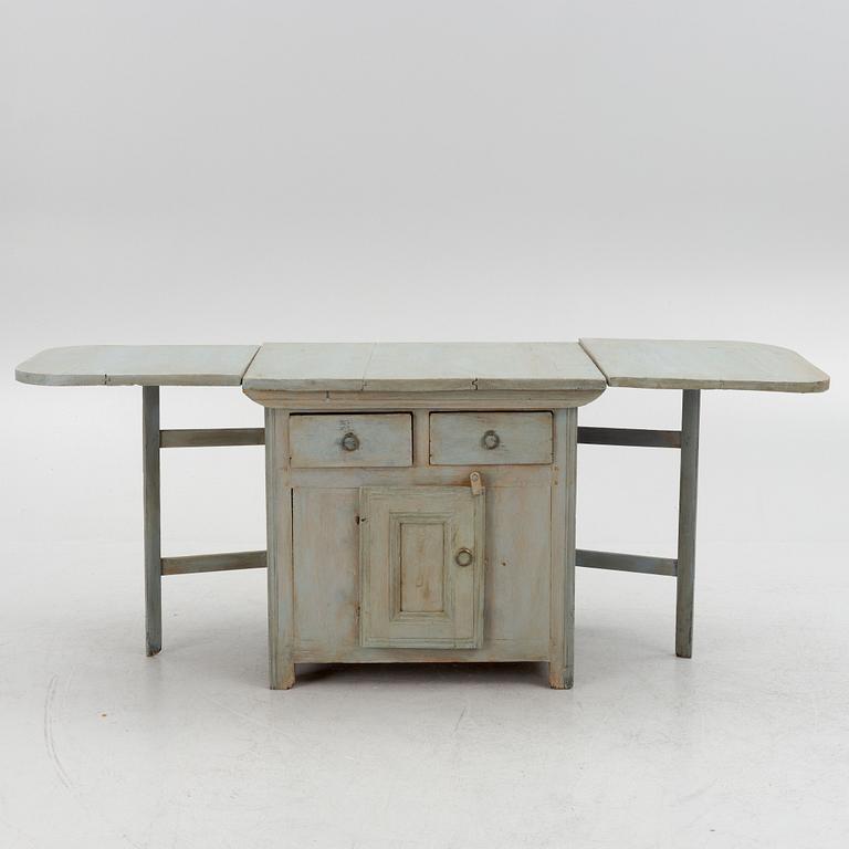 A gate-leg table, 18th / 19th Century.