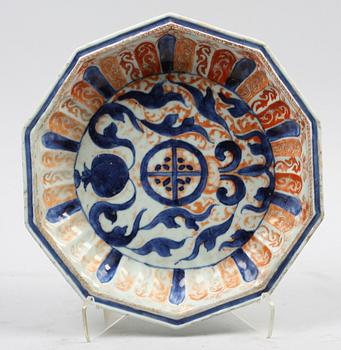 SKÅLFAT. Porslin, Kina. Kangxi (1662-1722).