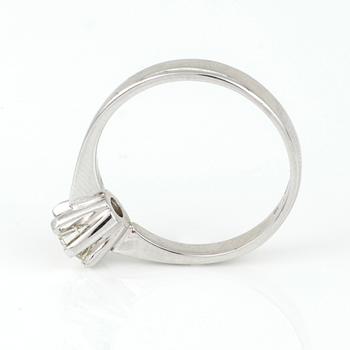 RING, 18K vitguld med briljantslipad diamant, ca 0,54 ct. Vikt 3,83 g.