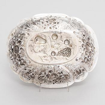 A late 18th-century silver fruit bowl, presumably Hanau pseudo marks.