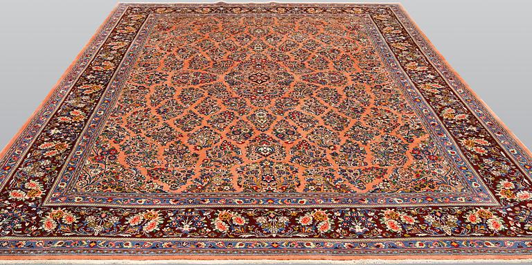 A Sarouk carpet, ca 323 x 248 cm.