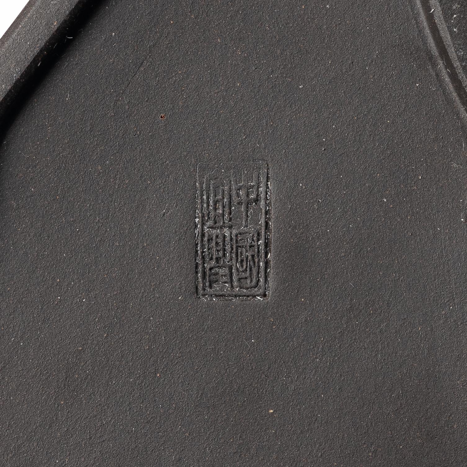 Two Chinese yixing teapots, 1980s.