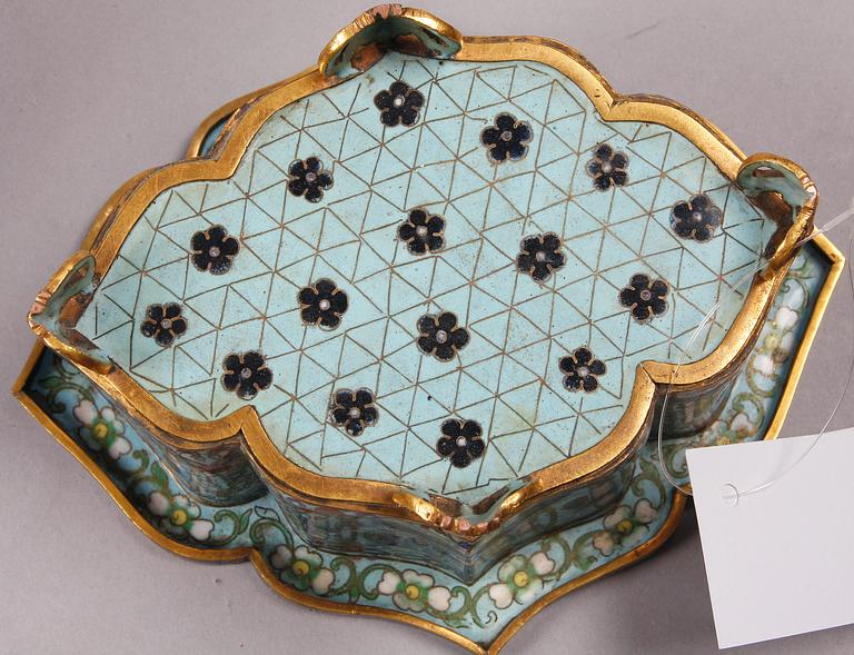 SKÅL OCH VAS, cloisonné, Kina. 1800/1900-tal.