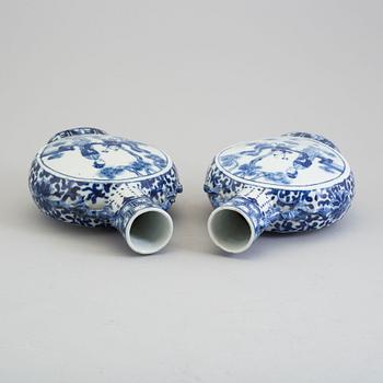 Two similar blue and white porcelain moon flasks, Qing dynasty, late 19th century.