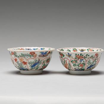 A pair of large famille verte cups with saucers, Qing dynasty, Kangxi (1662-1722).