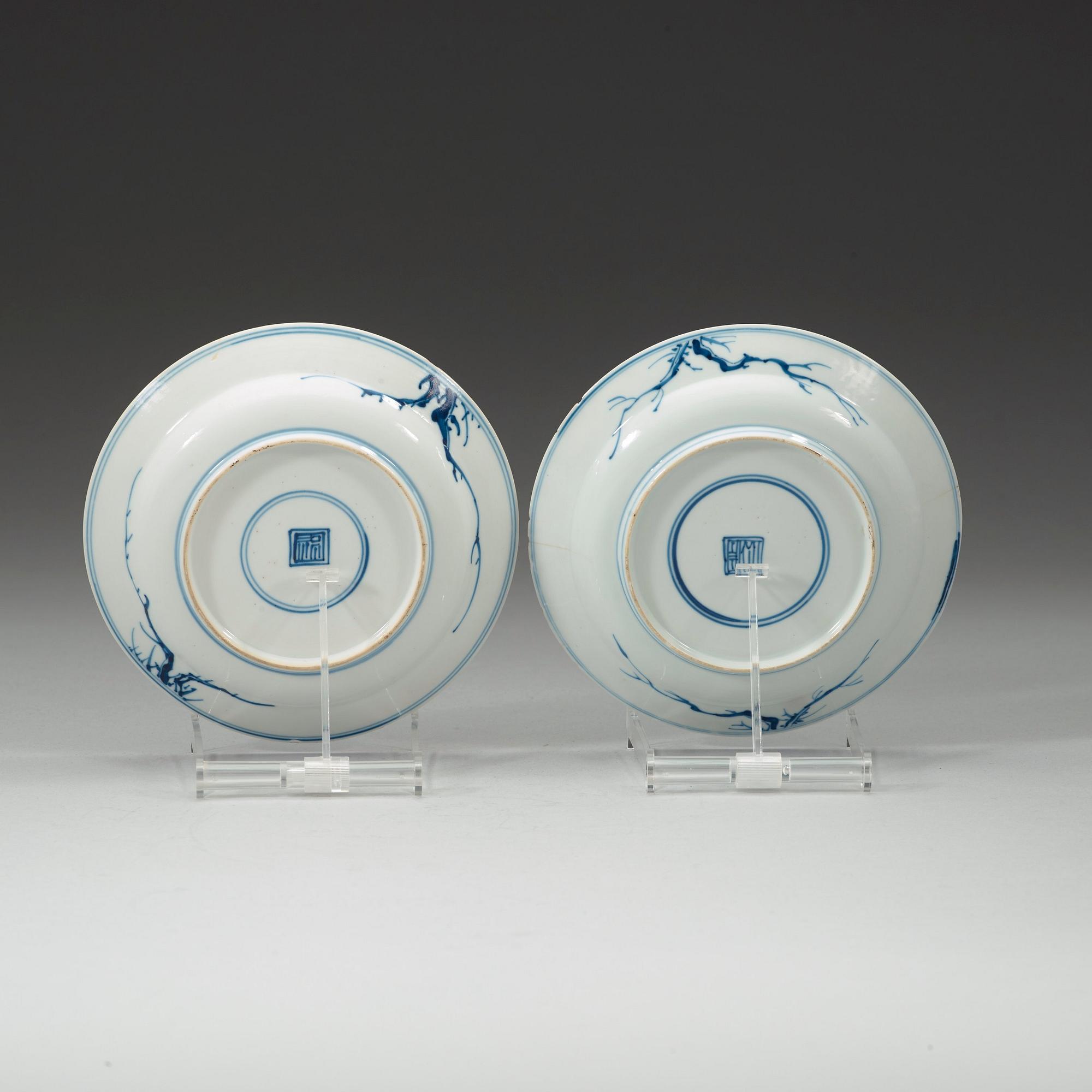 A pair of blue and white dishes, Qing dynasty Kangxi (1662-1722).