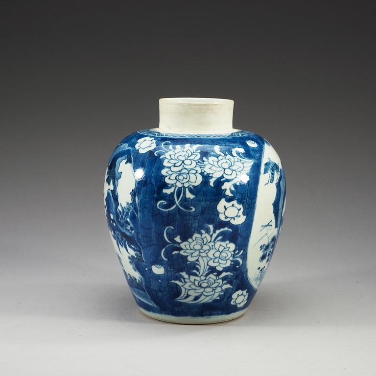 A blue and white Transitional jar, 17th Century.