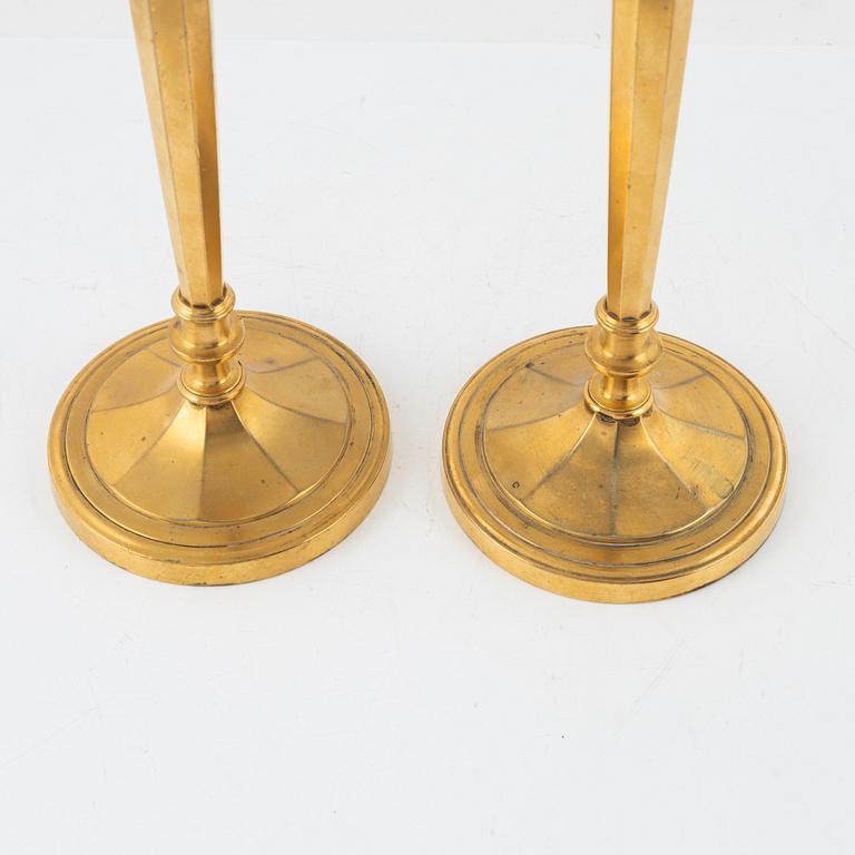 Ljusstakar, ett par, förgylld brons, Directoire-stil, omkring 1800, Frankrike.