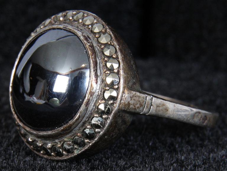 RING samt BROSCH, silver, 1900-tal.