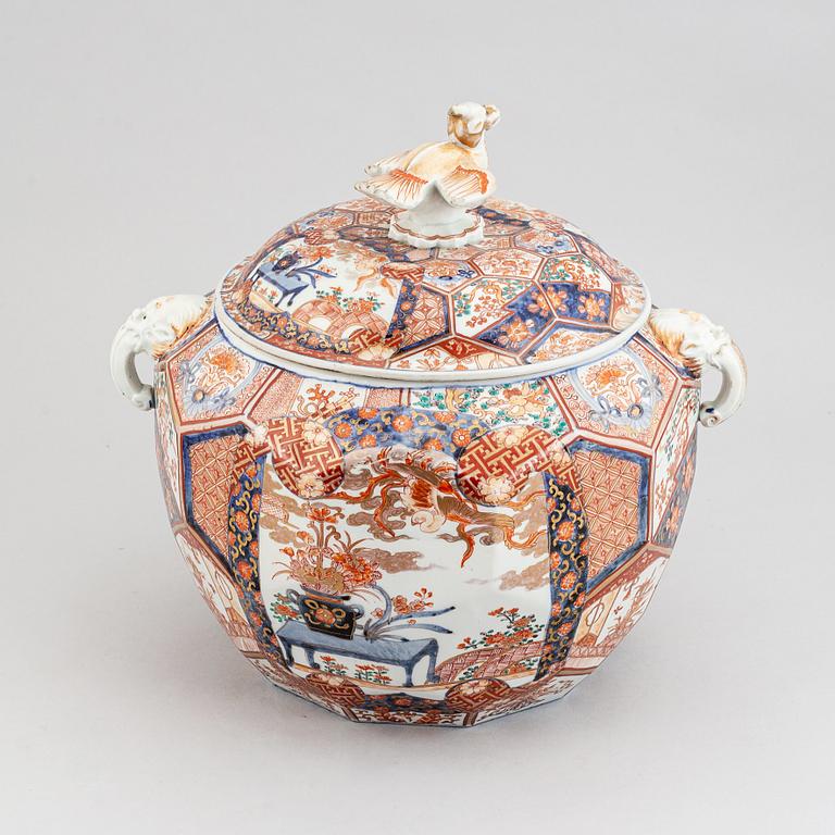 An imari jar with cover, Japan, Meiji (1868-1912).