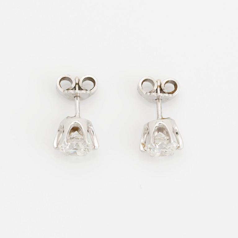 A pair of 18K white gold earrings set with round brilliant-cut diamonds with a total weight of ca 2.00 cts.