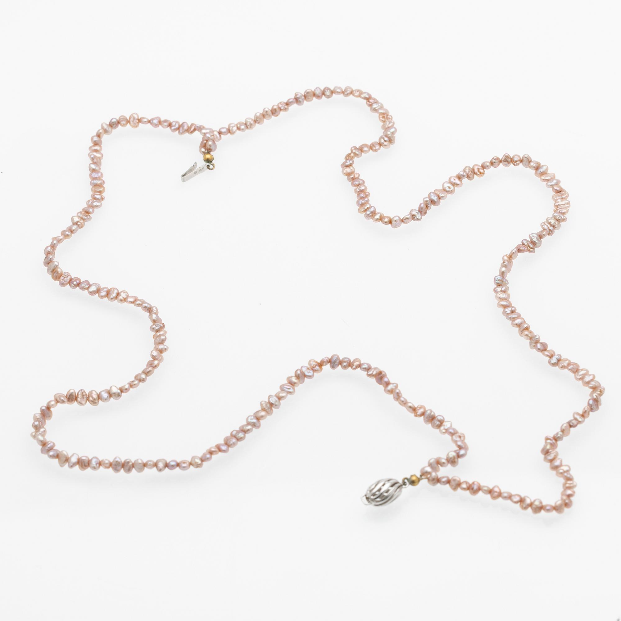 Necklace, 18K white gold and cultured freshwater pearls.