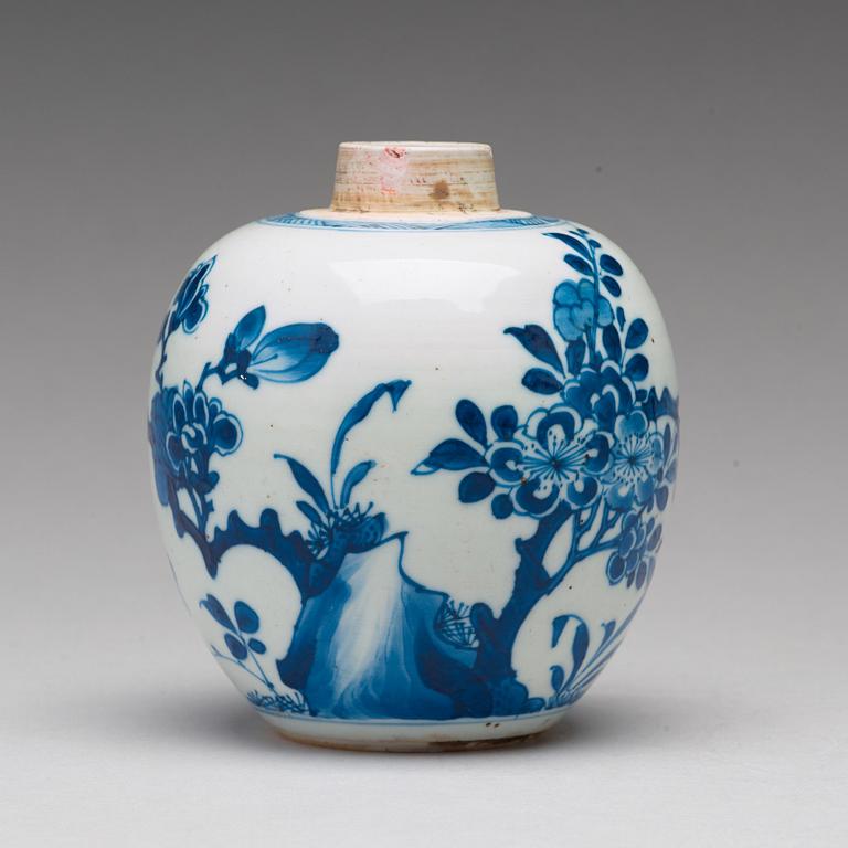 A blue and white tea caddy, Qing dynasty, Kangxi (1662-1722).