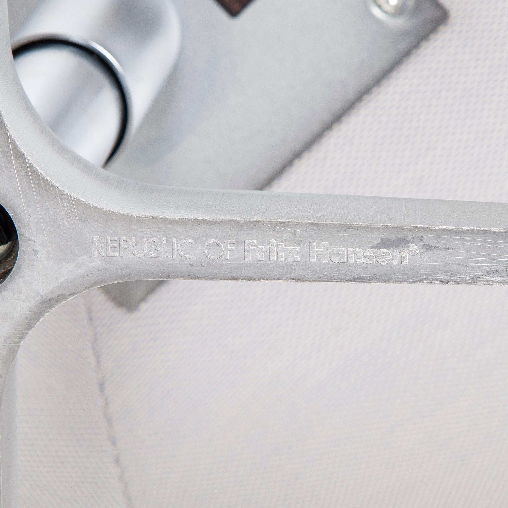 Arne Jacobsen, fåtölj, "Svanen", för Fritz Hansen, 2016.