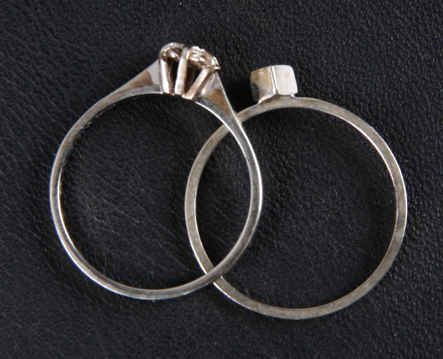 RINGAR, 2 st, 18 K vitguld samt diamanter. Ca 3 g.
