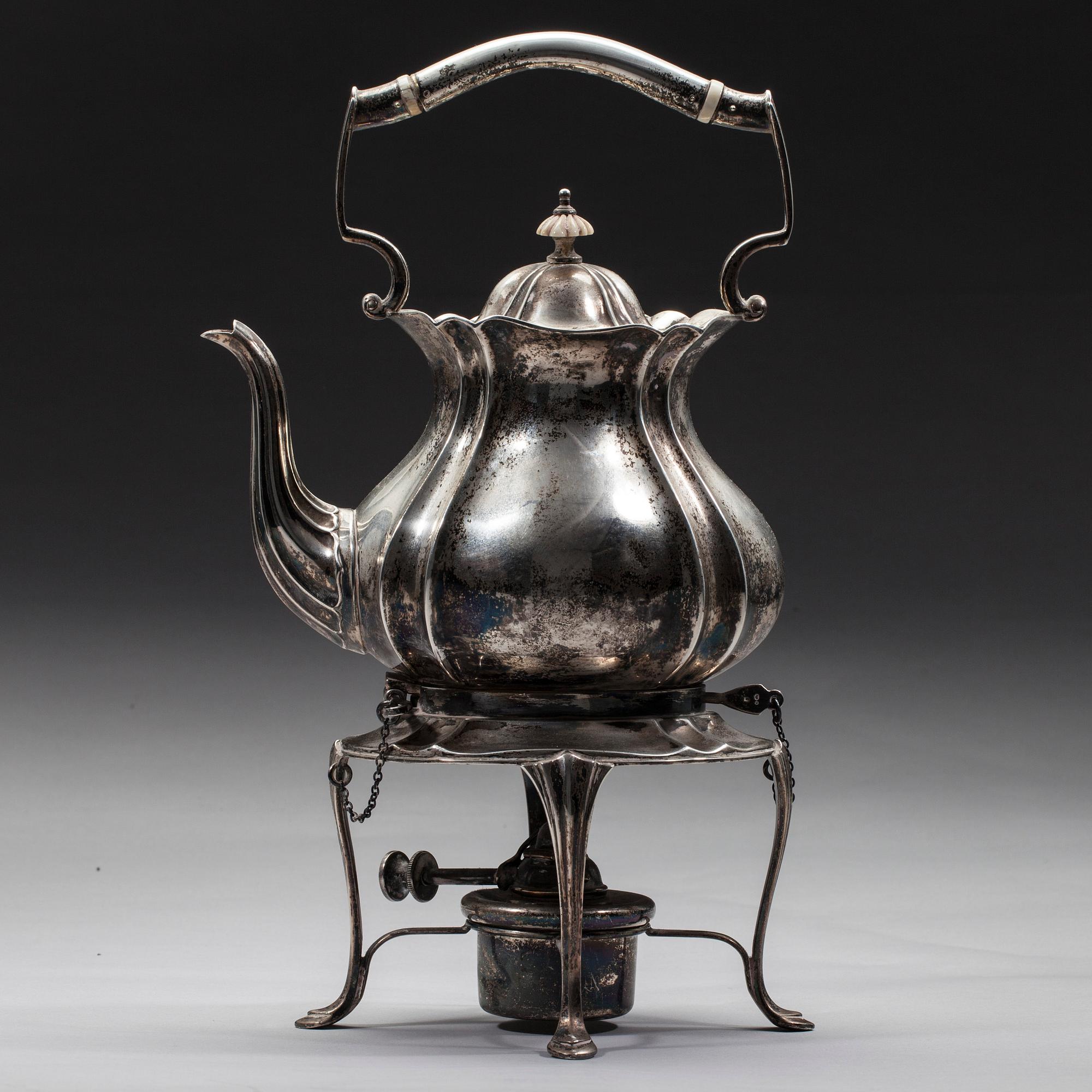 TEKANNA på RECHAUD, silver, England, Birmingham 1916. Totalvikt 1163 g.