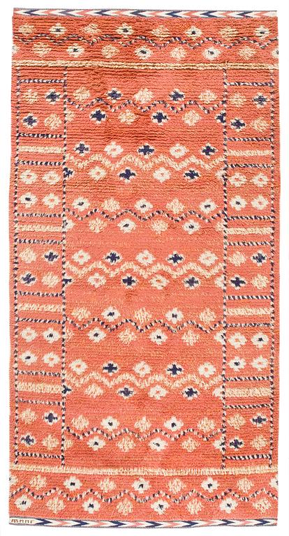 MATTA. "Röda Slingan". Rya. 265 x 135 cm. Signerad AB MMF (AB Märta Måås-Fjetterström).