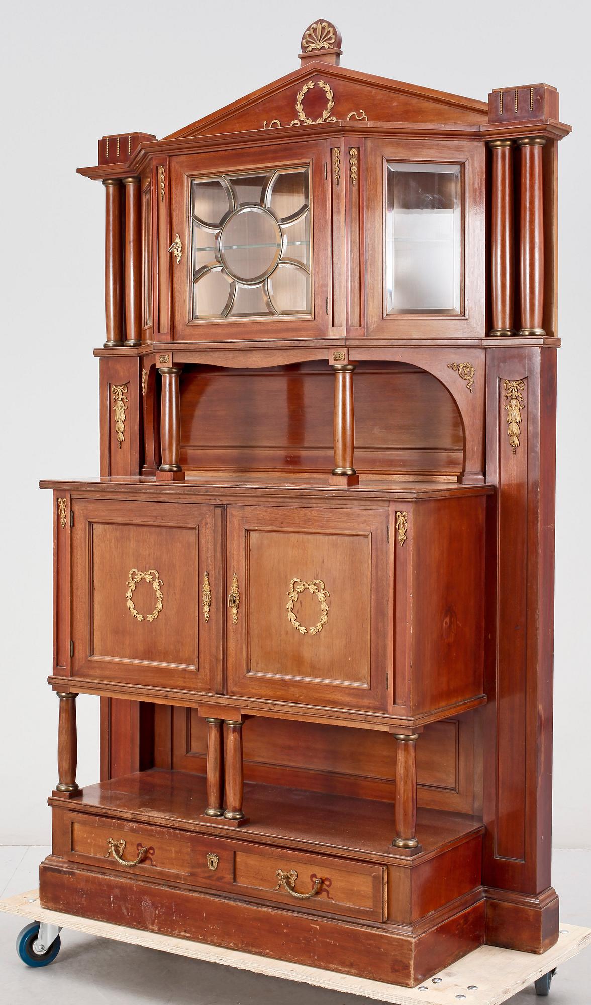 SKÅP, empirestil, 1900-talets början.