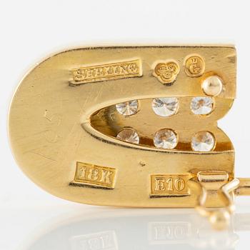 Brosch i form av säkerhetsnål, 18K guld med briljantslipade diamanter.