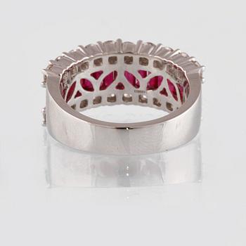 RING, 18K vitguld med 20 briljantslipade diamanter 1.47 ct samt 17 baguettslipade rubiner 1,57 ct. Vikt 9,4 gram.