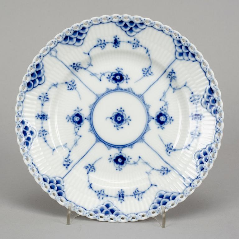 Royal Copenhagen, a 'Musselmalet' part service, Denmark (14 pieces).