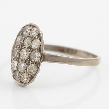 Ring platina med gammalslipade diamanter.