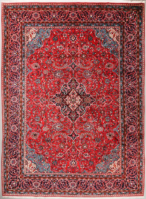 A Sarouk rug, 397 x 290 cm.