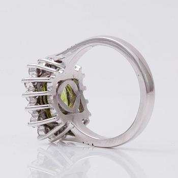 RING med peridot, ca 4.30 ct, samt briljantslipade diamanter totalt ca 0.65 ct.