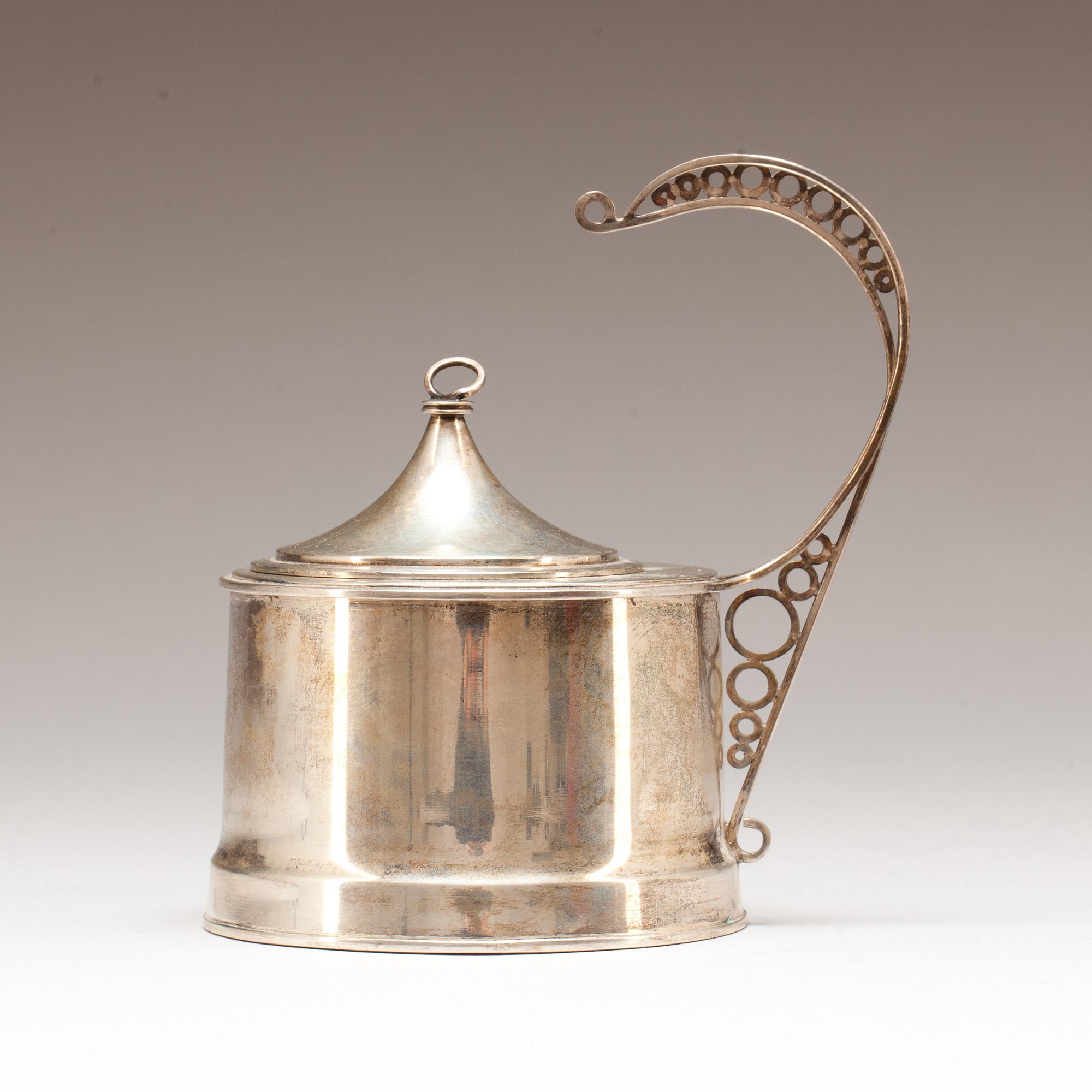 ASK MED LOCK, låghaltigt silver 800. Polen. Vikt ca 223g.