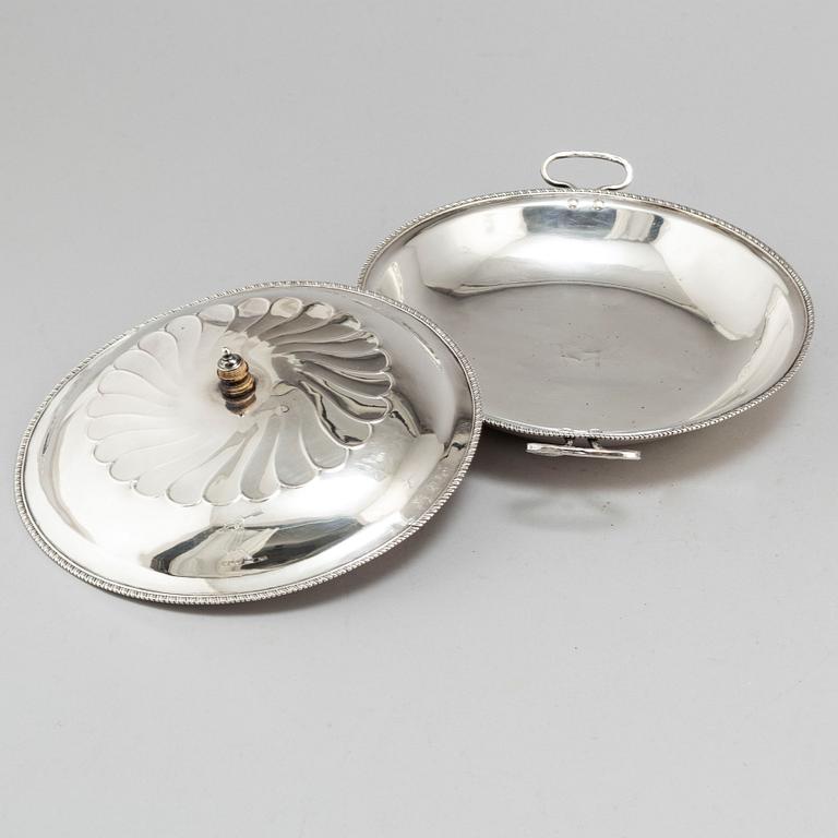 An English 19th century silver serving dish and cover, marked IR London 1844.