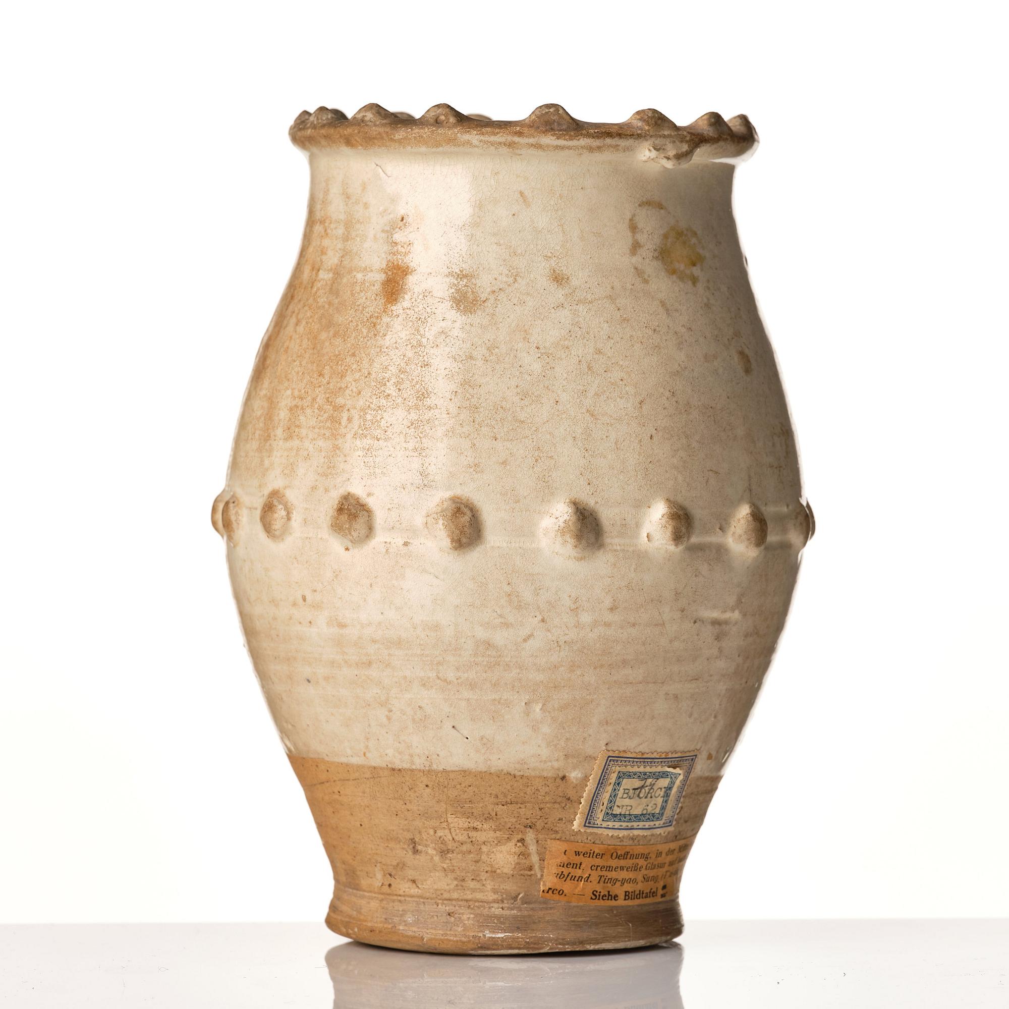 A pottery jar, Song dynasty.