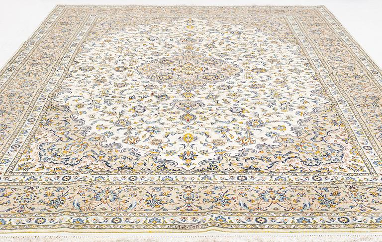 Carpet, so called Royal Keshan, circa 420 x 290 cm.