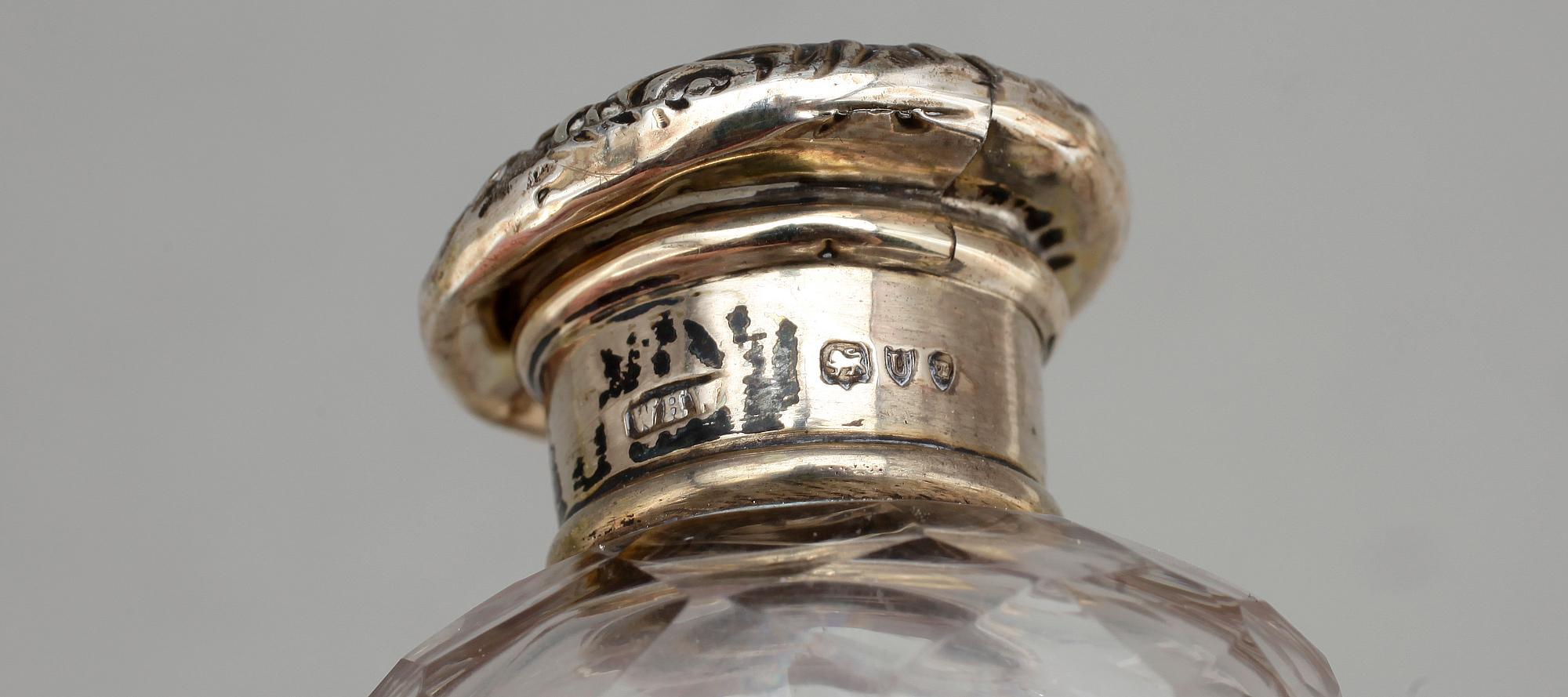 FLAKONG SAMT TOILETTEDOSA, silver och glas, CGH, Stockholm 1899 resp London 1895-96.