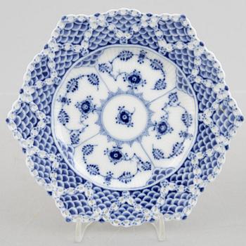 Assietter, fem stycken, porslin, "Musselmalet helblond", modell 1144, Royal Copenhagen, Danmark, 1900-tal.