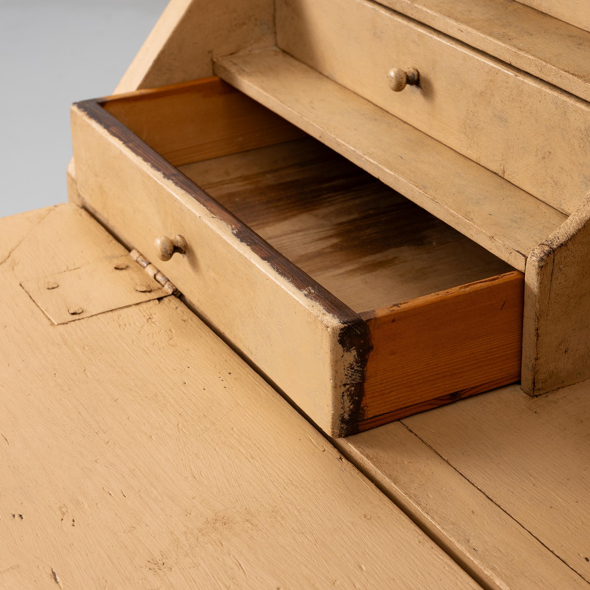 Skåp, gustavianskt, omkring år 1800.