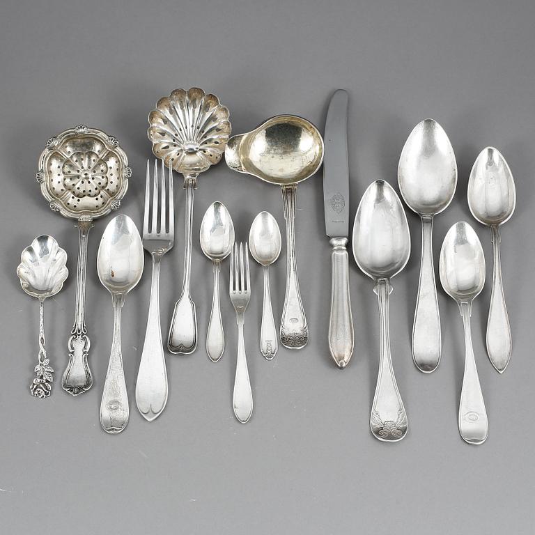 PARTI SILVERBESTICK, 23 delar, 1800-1900-tal. Silvervikt tot ca 711 gram.