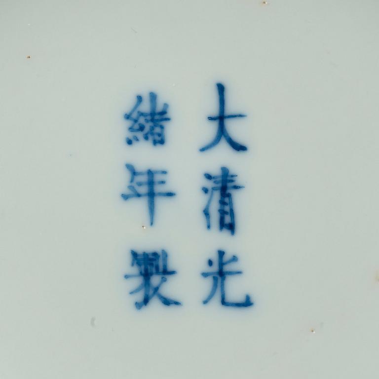 SKÅLFAT, ett par, porslin, Qing dynastin, Guangxus märke och period (1874-1908).
