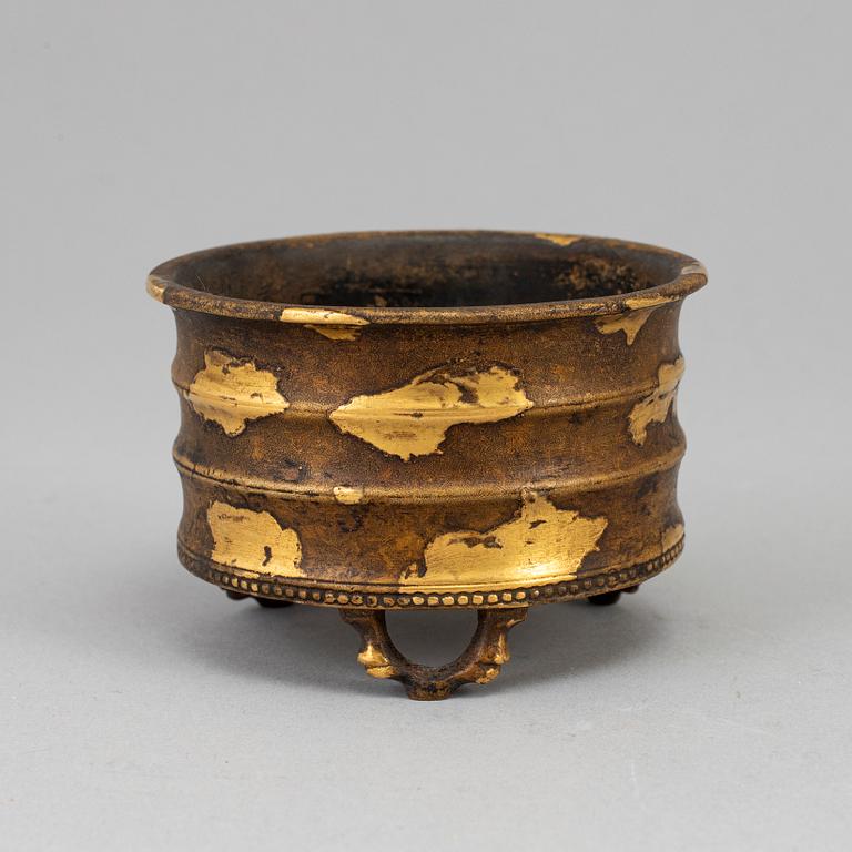 A gold splashed incense burner, Qing dynasty, 19th century.