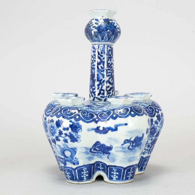 A blue and white tulip vase, Qing dynasty, late 19th century.