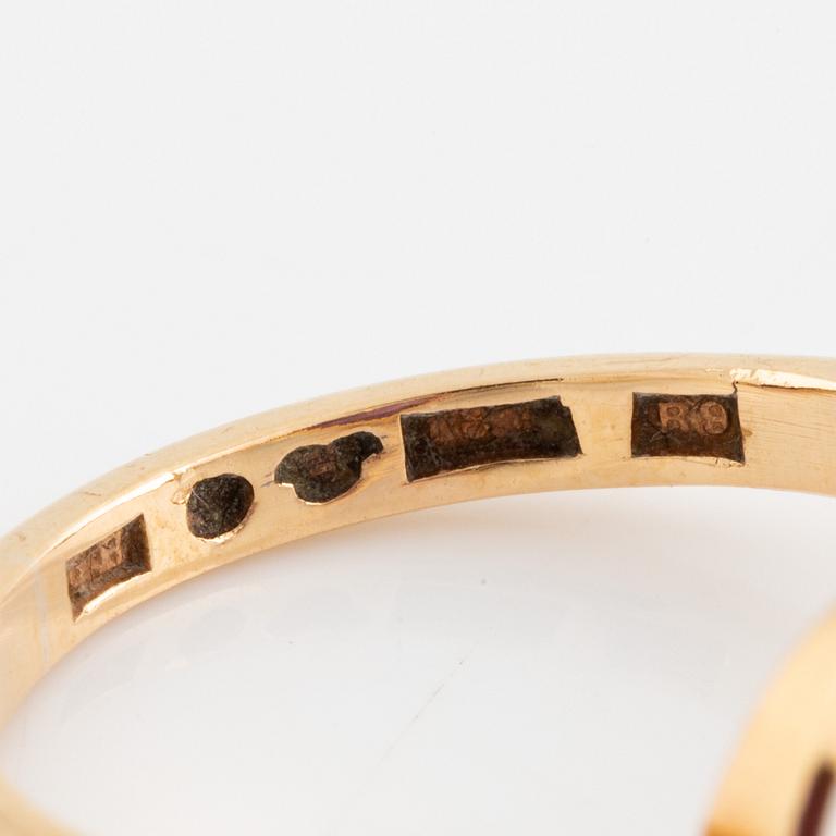 Ring, 18K guld med syntetisk färgväxlande safir.