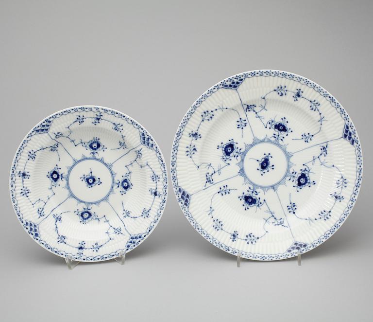 SERVISDELAR, 27 delar, "Musselmalet", Royal Copenhagen, 1900-talets.