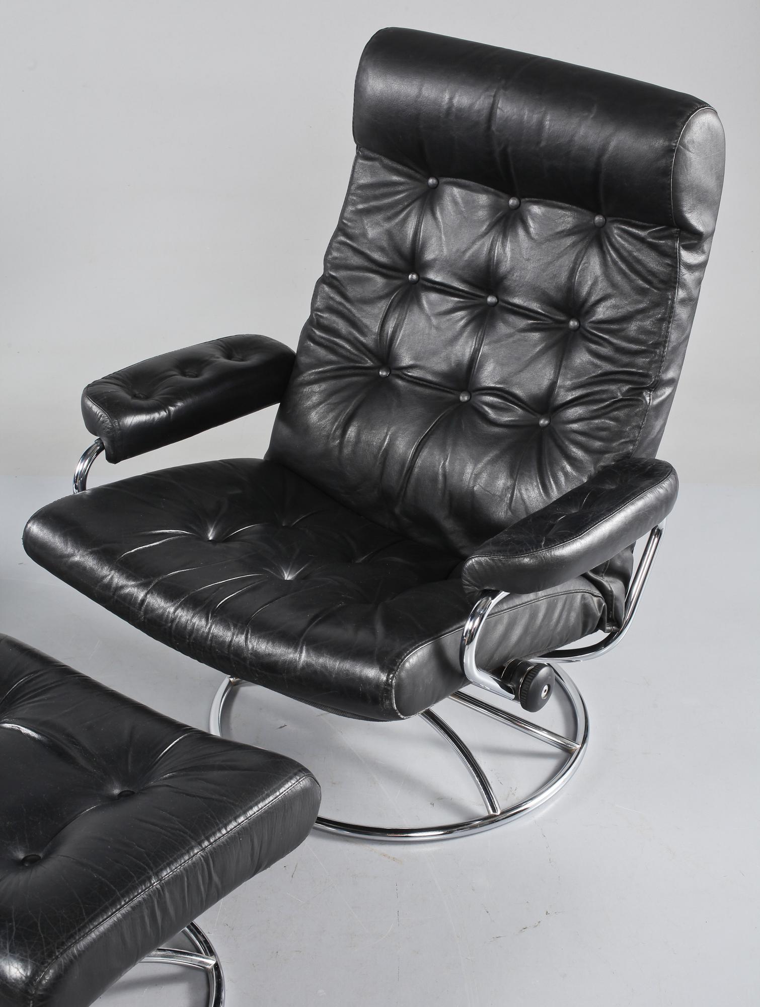 FÅTÖLJER, ett par, samt FOTPALLAR, ett par, Ekornes, Norge, 1900-talets andra hälft.