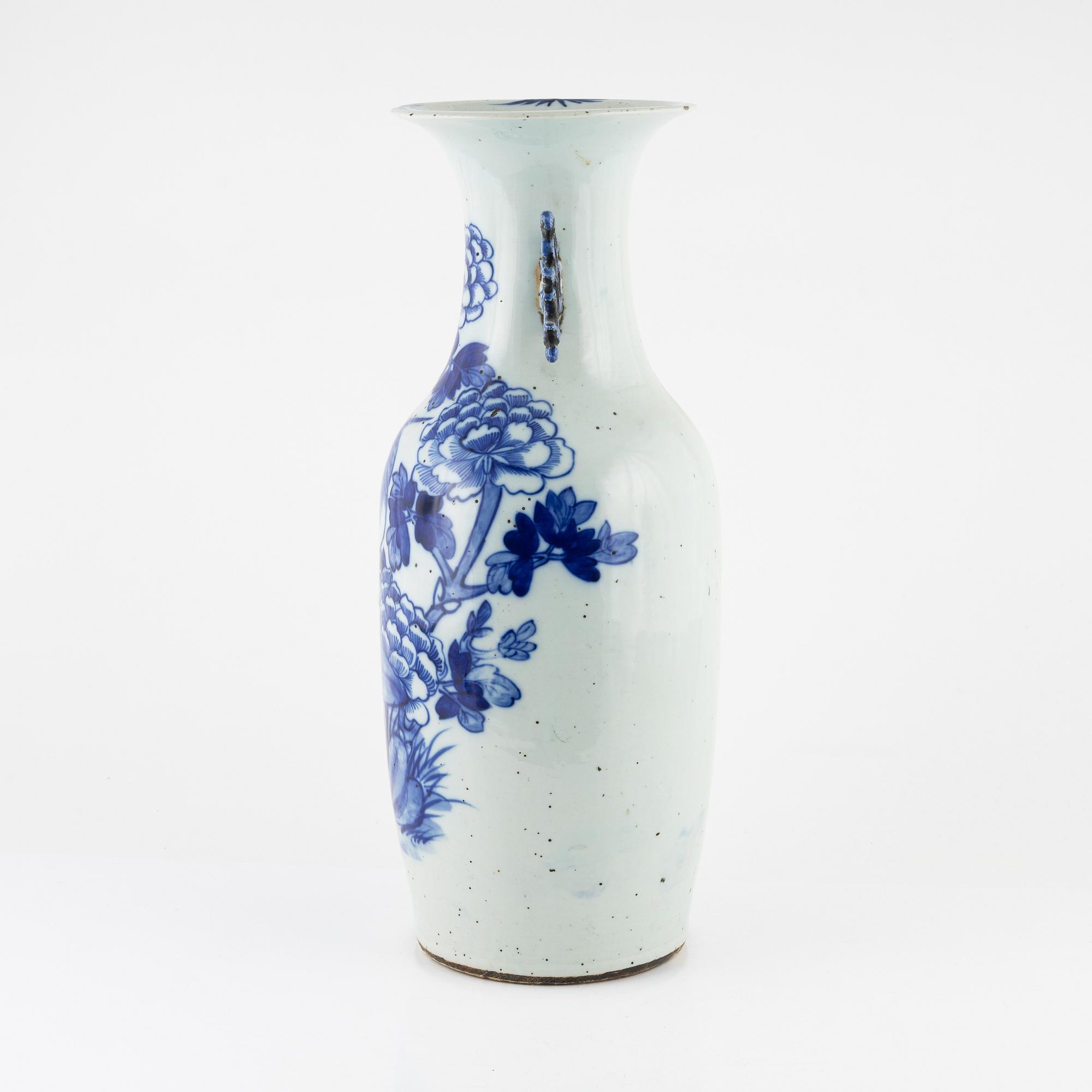 A blue and white porcelain vase, China, late Qing dyansty, late 1800's.