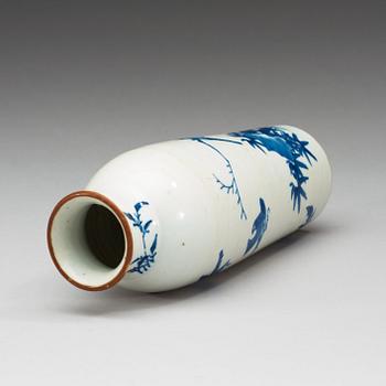 A blue and white Transitional vase, 17th Century.