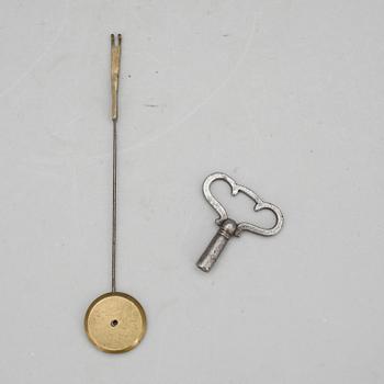 BORDSPENDYL, Ny Louis XVI, märkt Yates Haywood & Co, London, 1800-talets andra hälft.