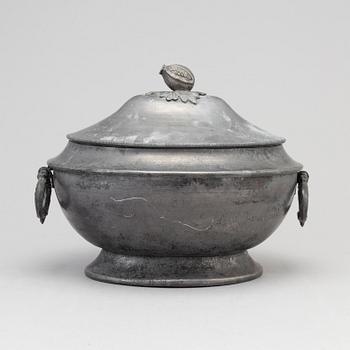 AN 18TH CENTURY PEWTER TUREEN AND COVER.