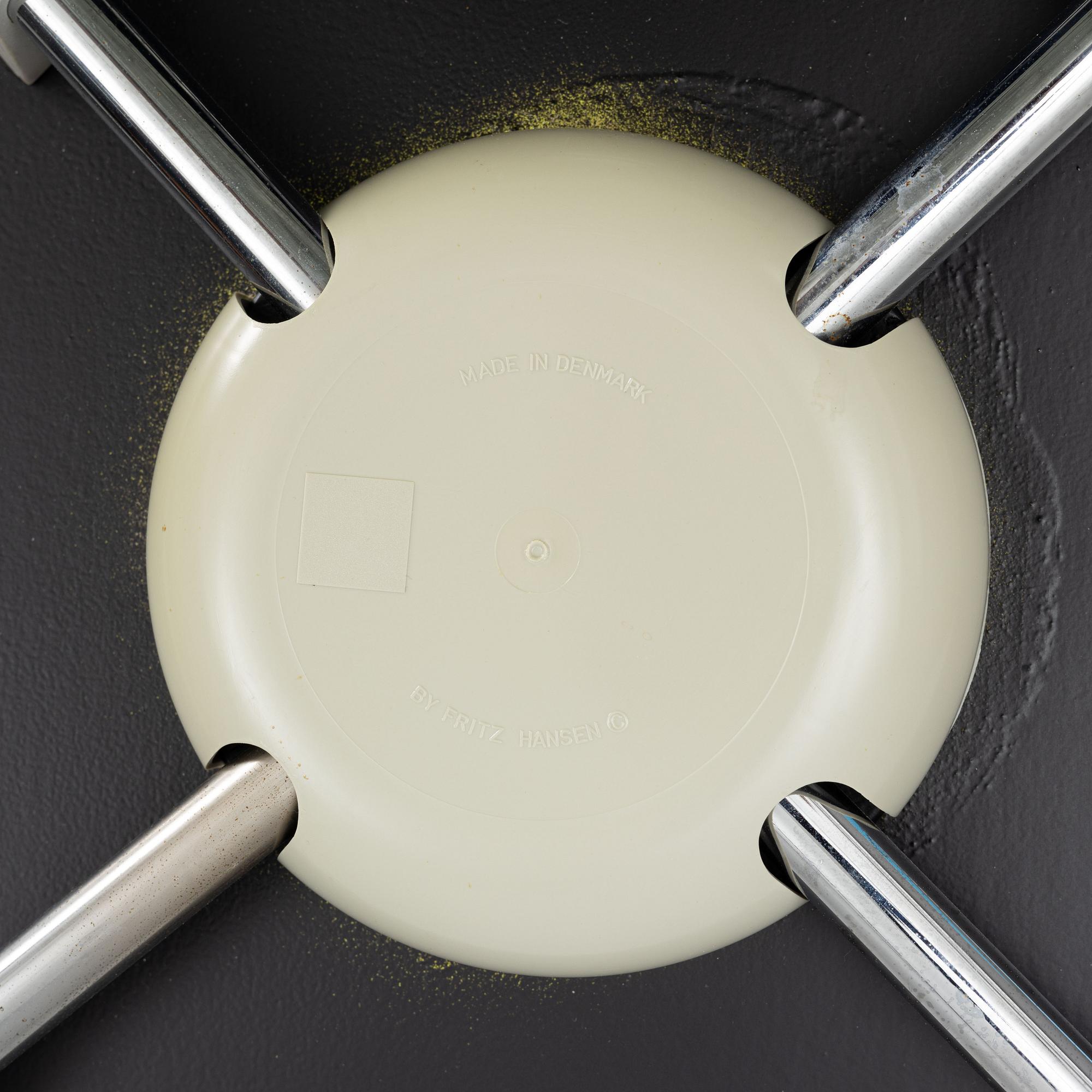 Arne Jacobsen, stolar, 8 st, "Sjuan", Fritz Hansen, Danmark 1997.