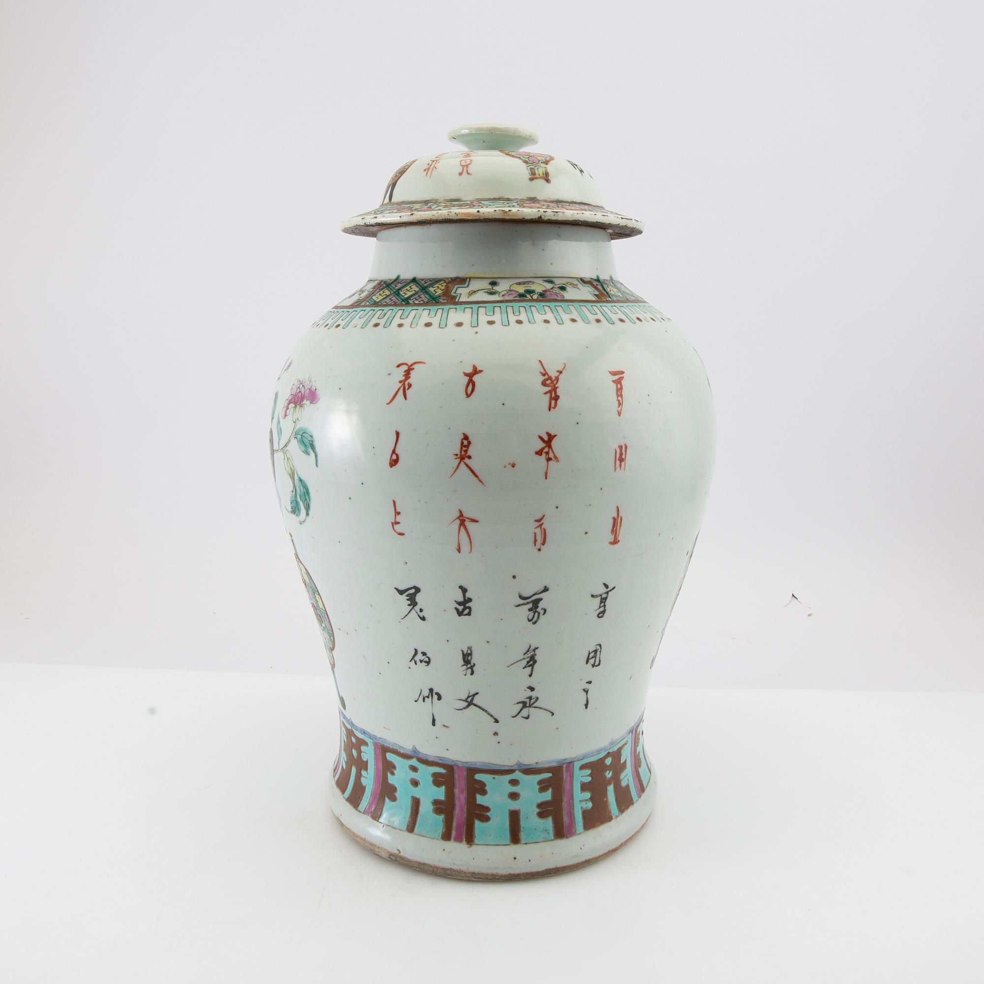 A Chinese porcelain urn with cover, 19th/20th century.